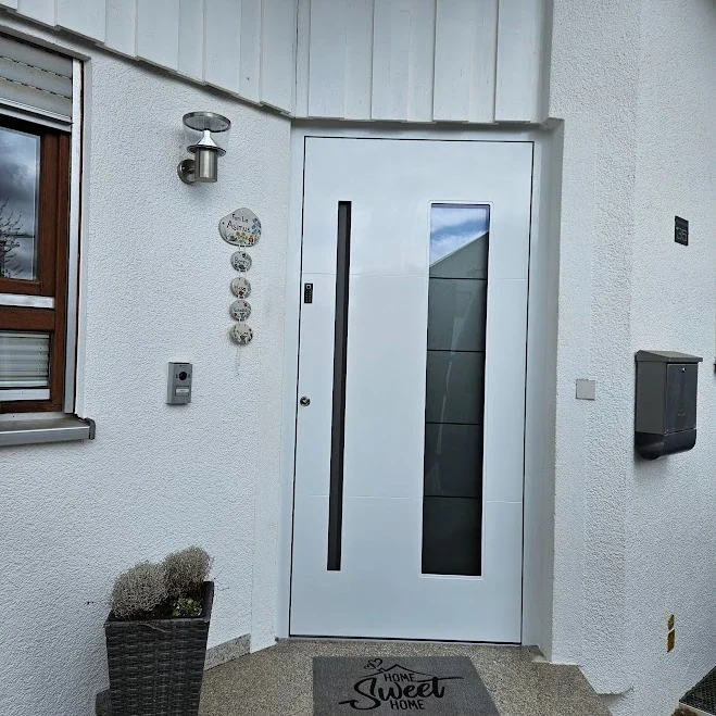 Inotherm Exclusiv · RAL 9016 Verkehrsweiß · großzügiger Glasausschnitt mit horizontaler Streifenstruktur