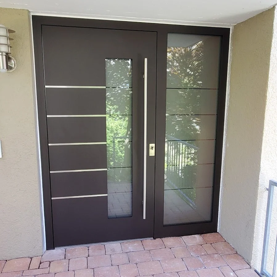 Inotherm Exclusiv | Schwarzbraun mit horizontalen Edelstahlstreifen und Seitenteil