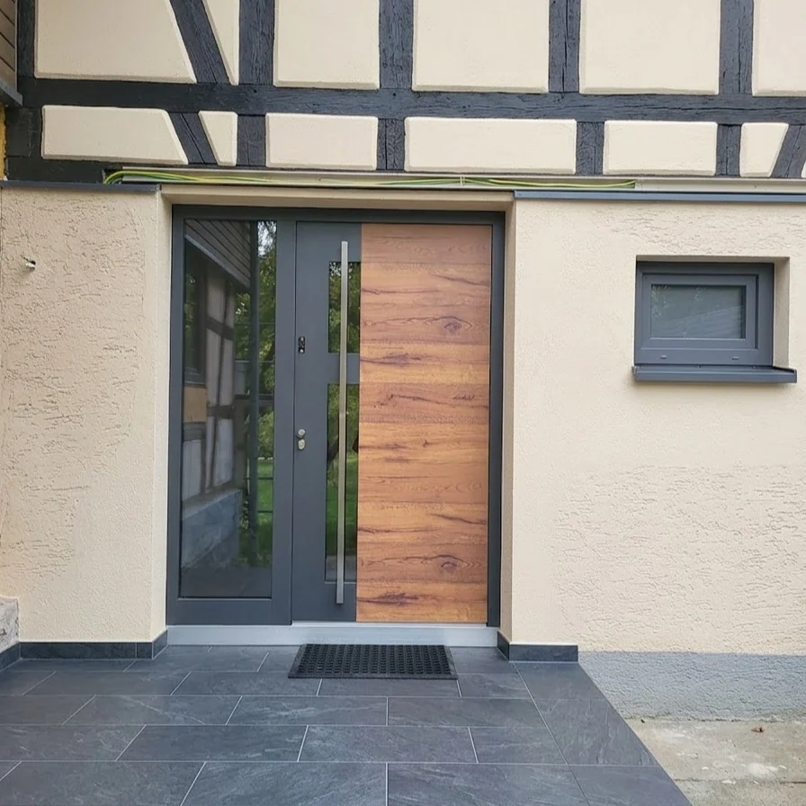 Inotherm Exclusiv Sonderserie Altholz in RAL 7016 Anthrazitgrau mit vertikalem Split Eiche Dekor und Glas-Seitenteil