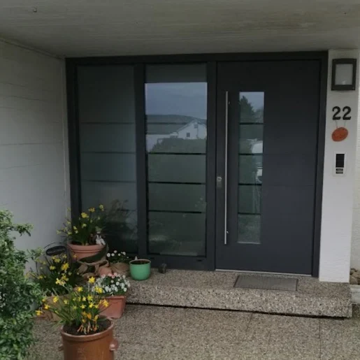 Inotherm Haustür in Anthrazit mit zwei Seitenteilen