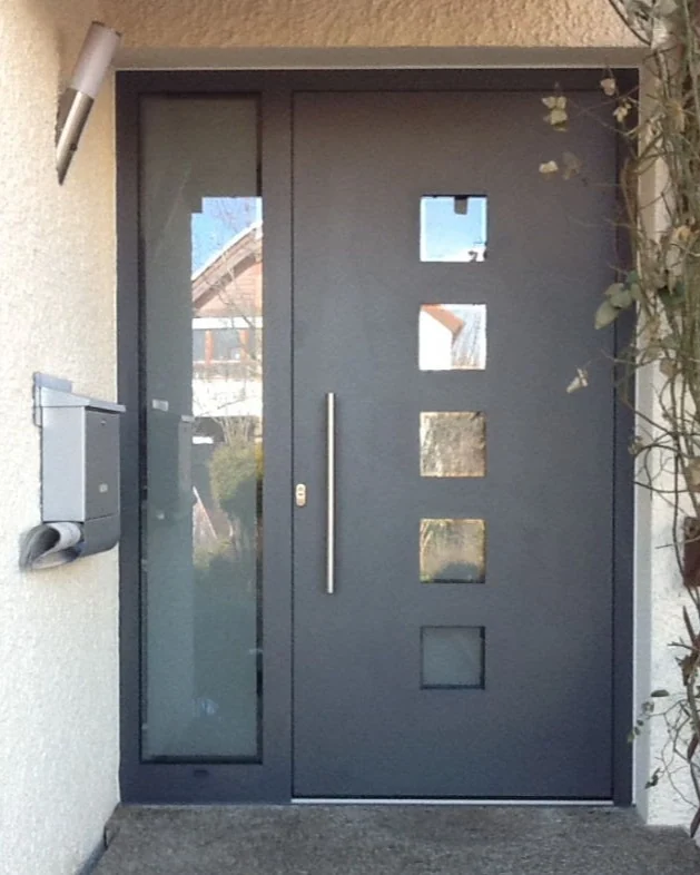 Inotherm Haustür mit quadratischen Glasfeldern im Altbau