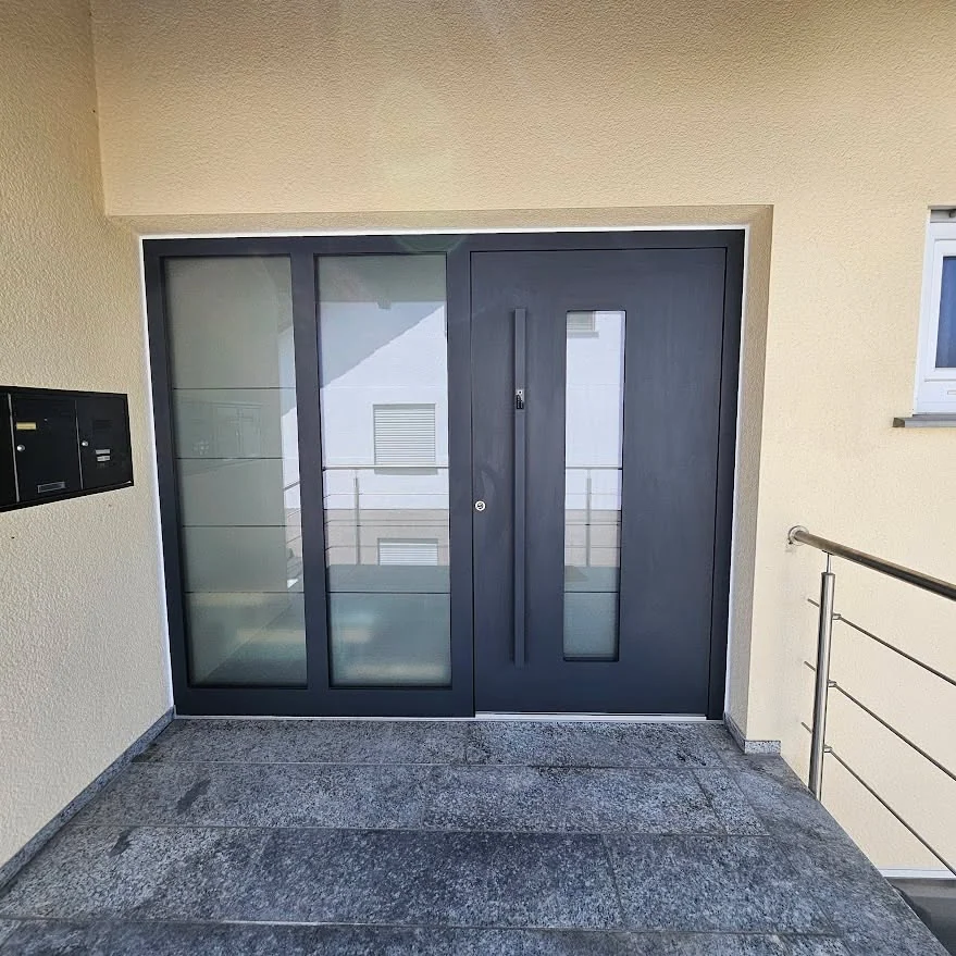 Inotherm in RAL 7016 Anthrazitgrau mit großem Glas-Seitenteil