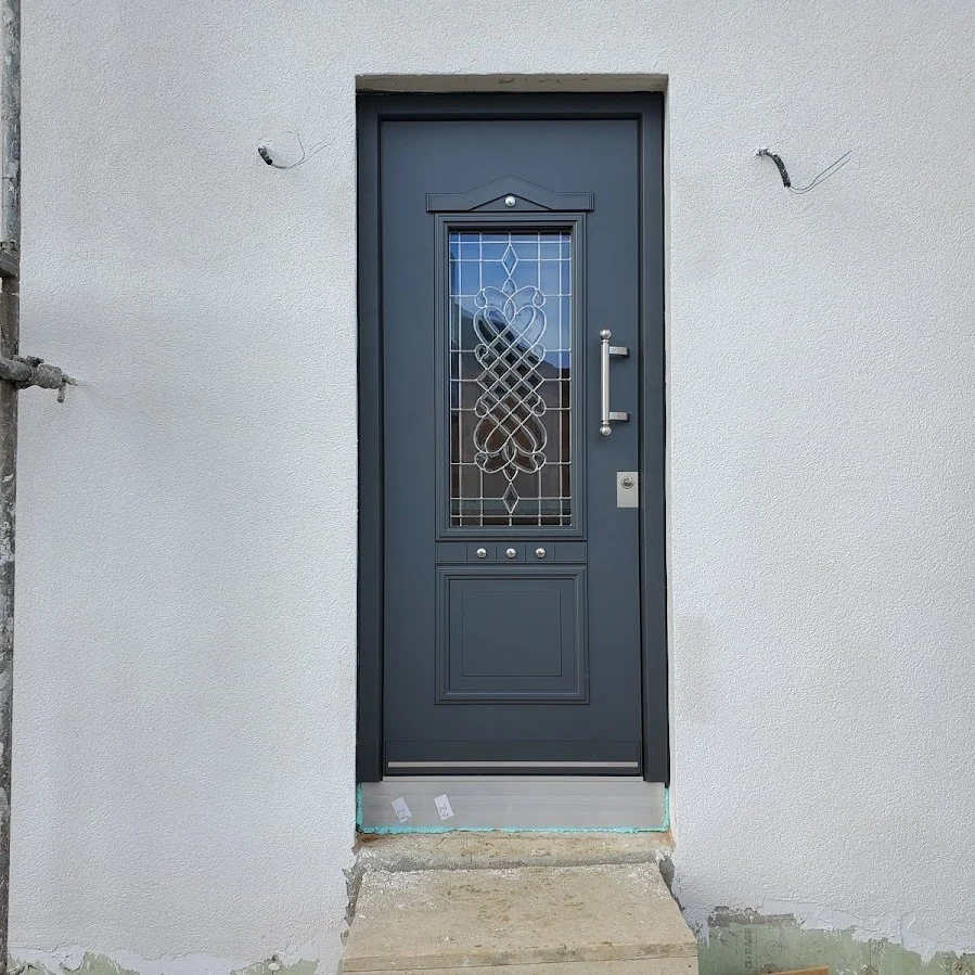 Inotherm Landhausstil | Anthrazit mit ornamentalem Bleiglasmotiv