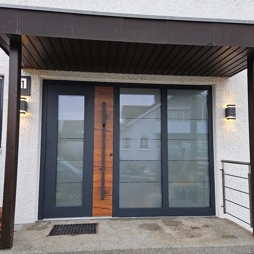 Inotherm Premium-Haustür in Anthrazit mit vertikalem Altholz-Mittelpaneel (Split Eiche)