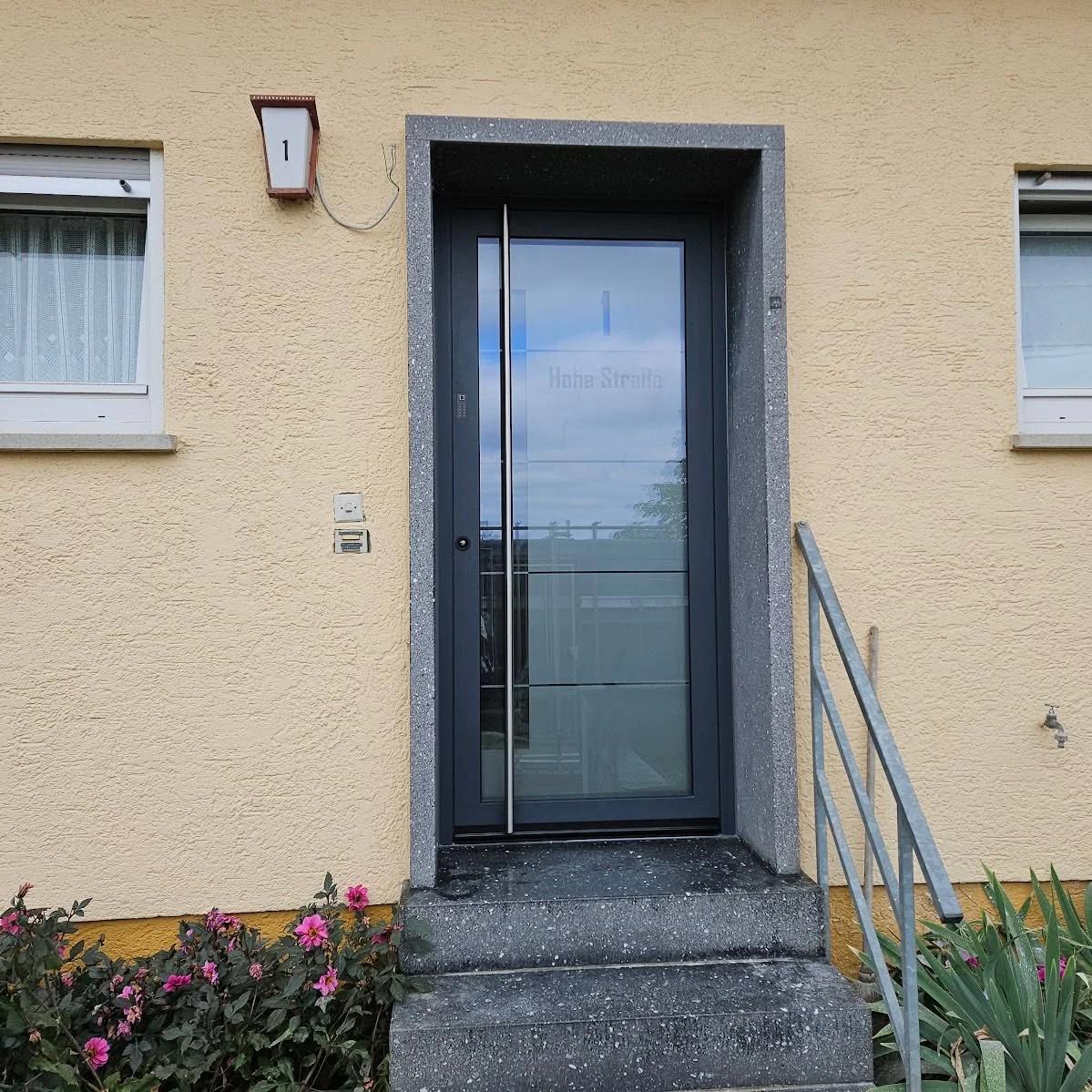Inotherm Select Ganzglas-Haustür in RAL 7016 Anthrazitgrau mit durchgehendem Stoßgriff