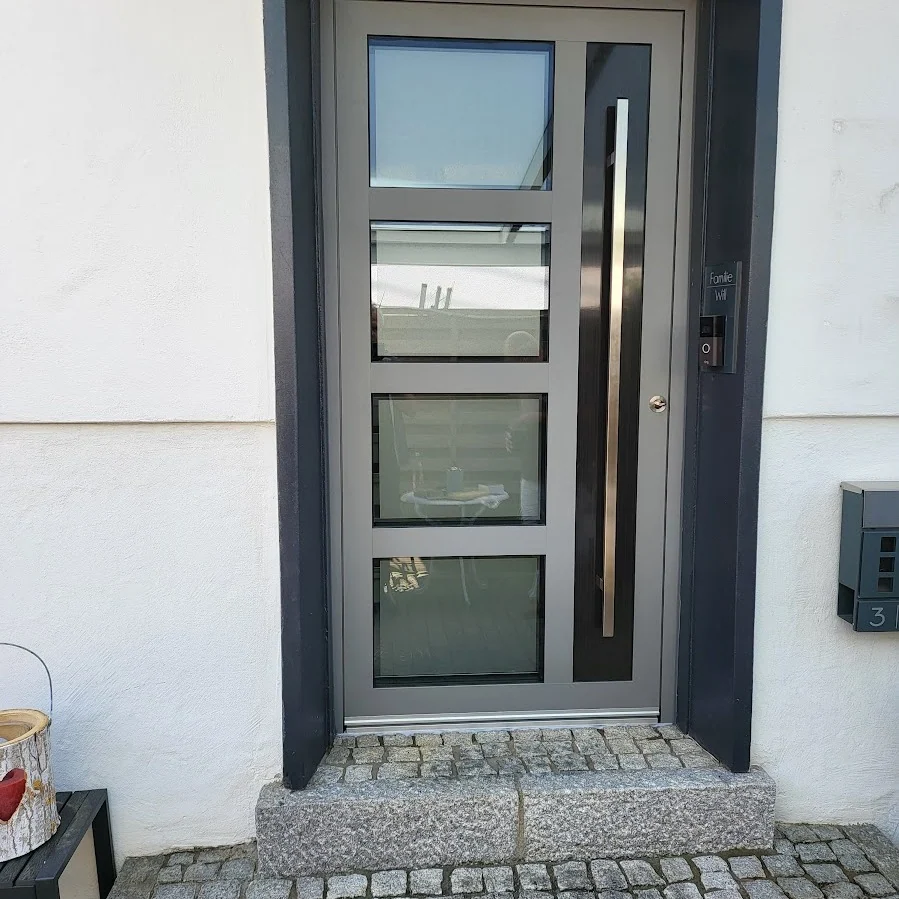 Inotherm Select · RAL 7037 Staubgrau · anthraziter Blendrahmen · vier horizontale Glasfelder