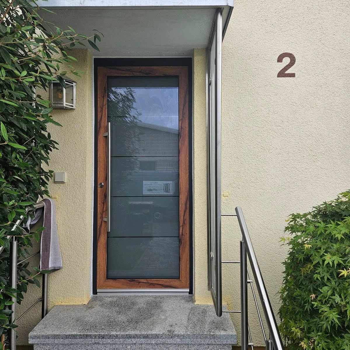 Neue Haustür im bestehenden Altbaueingang – Ansicht 1
