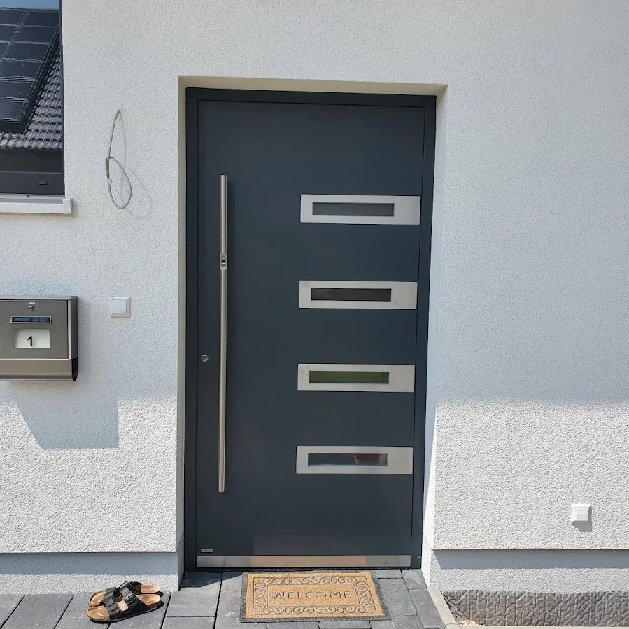 Pirnar Haustür in RAL 7016 Anthrazitgrau mit vier horizontalen Glasausschnitten in Edelstahlrahmen