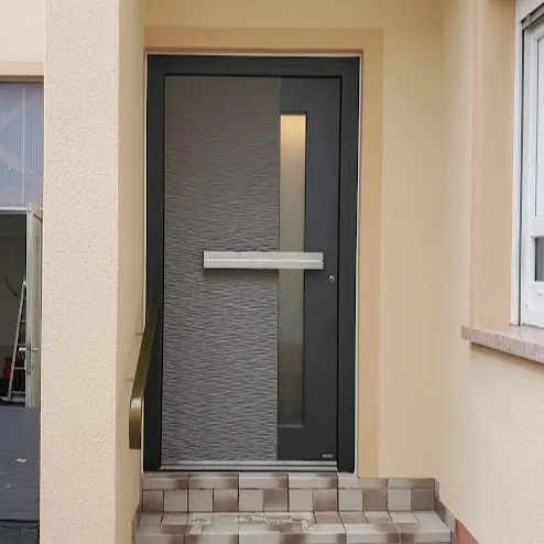 Aluminium-Haustür in RAL 7016 Anthrazitgrau mit 3D-Relieffüllung in Wellenoptik