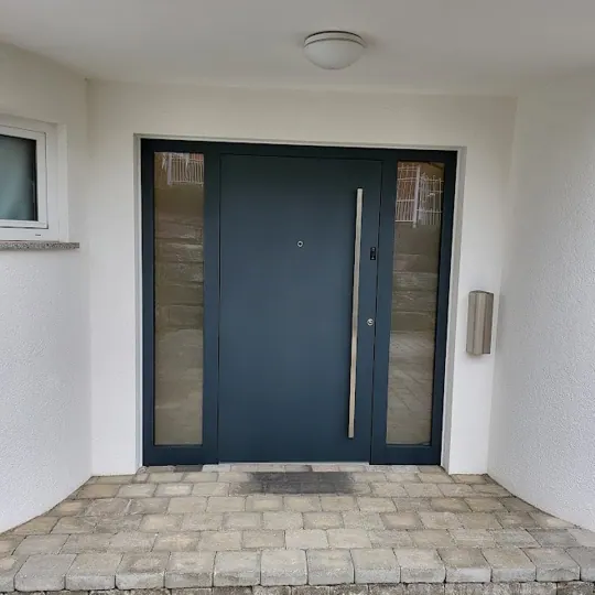 Aluminium-Haustür in RAL 7016 Anthrazitgrau mit zwei symmetrischen Seitenteilen aus Satinato-Glas
