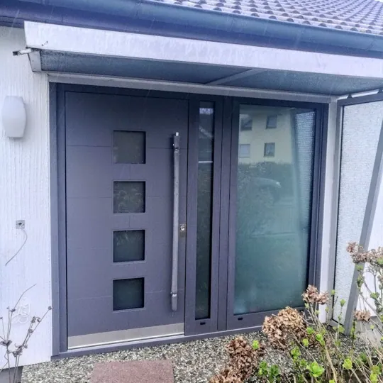 Anthrazit-Haustür mit 4 Glasfeldern und Seitenteil