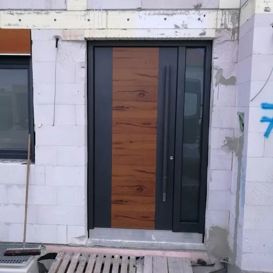 Anthrazit-Haustür mit Echtholz-Einsatz und Seitenteil (Rohbau)