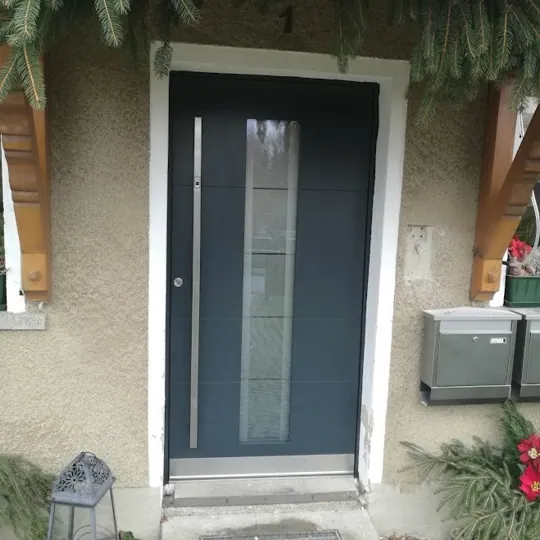 Anthrazit-Haustür mit Glasausschnitt zur Weihnachtszeit