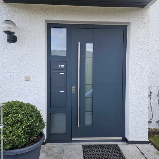Anthrazit-Haustür mit integrierter Briefkastenanlage (Altbau-Sanierung)