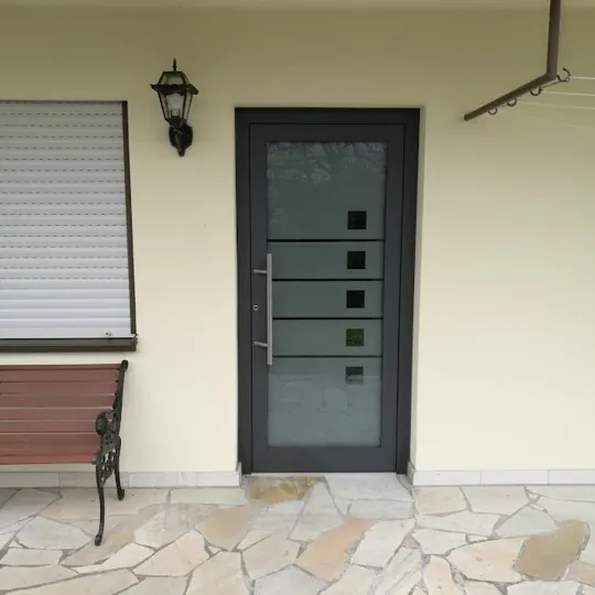Anthrazit-Haustür mit Quadratglas-Design