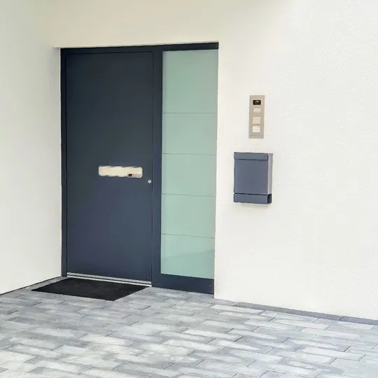 Anthrazit Haustür mit Seitenteil und Milchglas