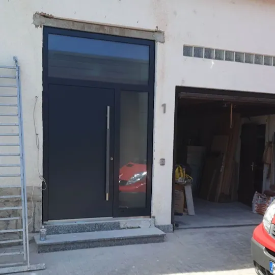 Anthrazit-Haustür mit Seitenteil und Oberlicht (Altbau-Sanierung)