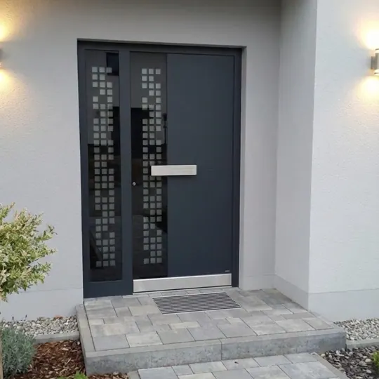 Anthrazitfarbene Haustür mit geometrischem Glasdesign