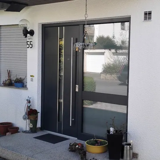 Anthrazitfarbene Haustür mit großem Seitenteil und Stangengriff