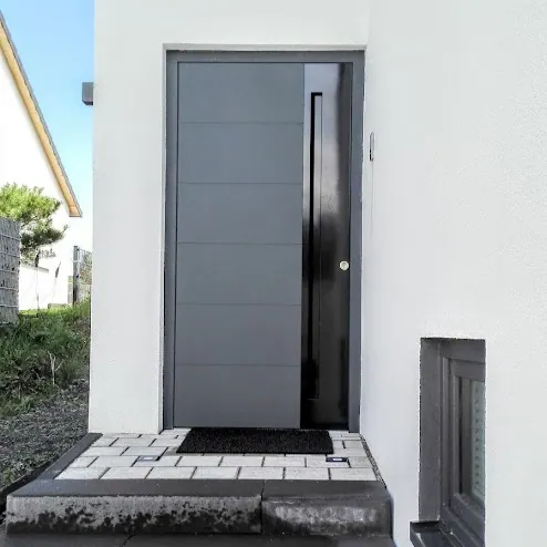 Anthrazitfarbene Haustür mit Querfugen und Lichtstreifen