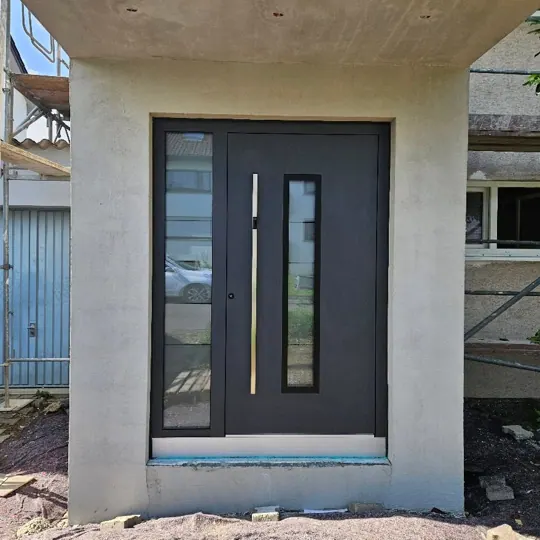 Anthrazitfarbene Inotherm Haustür mit Fingerscan und Seitenteil