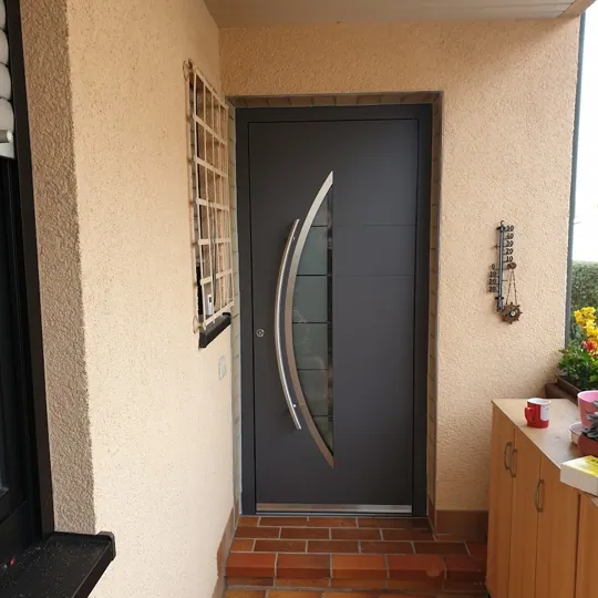 Braune Haustür mit gebogenem Glasausschnitt
