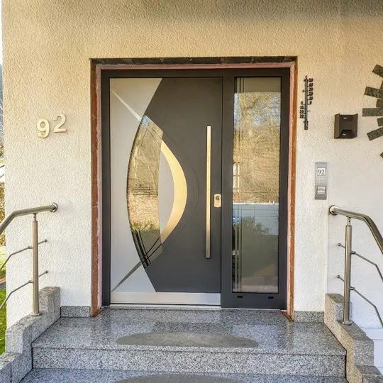 Designer-Haustür mit geschwungenem Glasausschnitt und Seitenteil (Sanierung)
