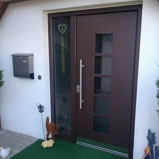 Dunkelbraune Haustür mit Glasflächen