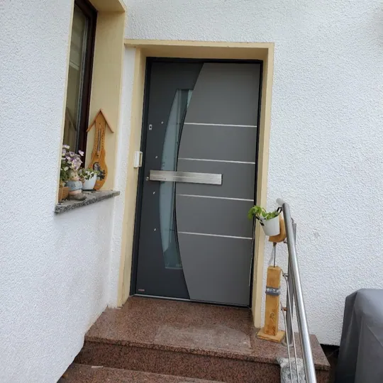 Dunkle Designtür mit geschwungenem Glasstreifen