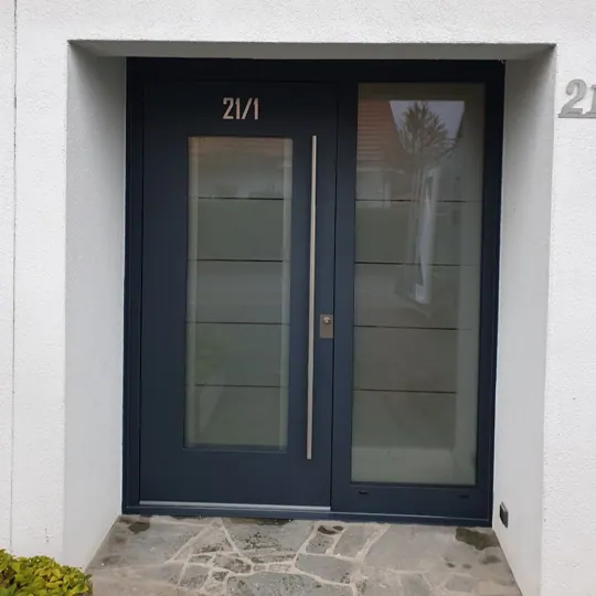 Dunkle Eingangsanlage mit großem Glas-Seitenteil