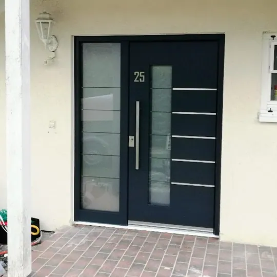 Dunkle Eingangsanlage mit Querlinien und Seitenteil
