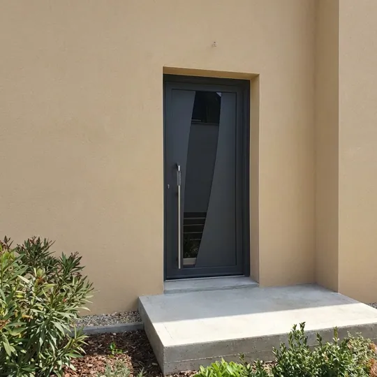 Dunkle Haustür mit geschwungenem Lichtausschnitt