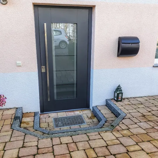 Dunkle Haustür mit rechteckigem Lichtausschnitt