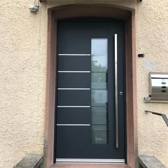 Dunkle Haustür mit versetztem senkrechtem Glasfeld