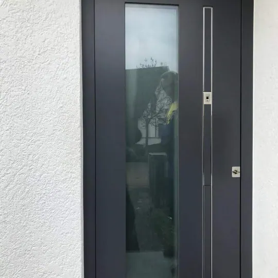 Elegante anthrazitfarbene Haustür mit großem Glasausschnitt