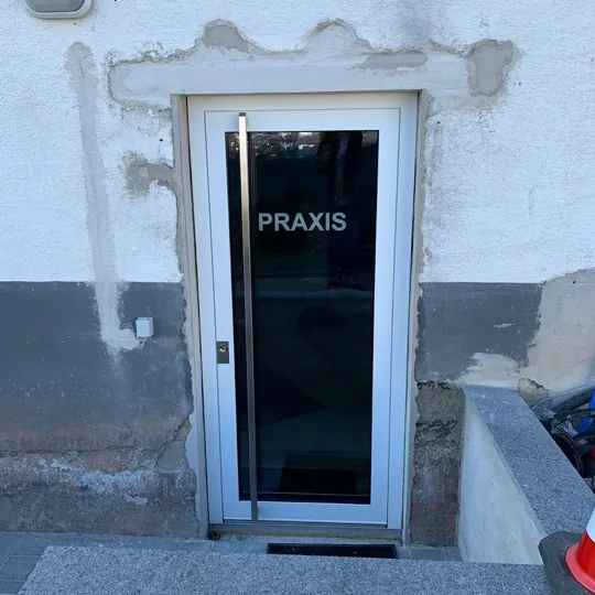Ganzglas-Eingangstür in RAL 9016 Verkehrsweiß