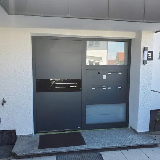 Graue Eingangsanlage mit integriertem Briefkasten