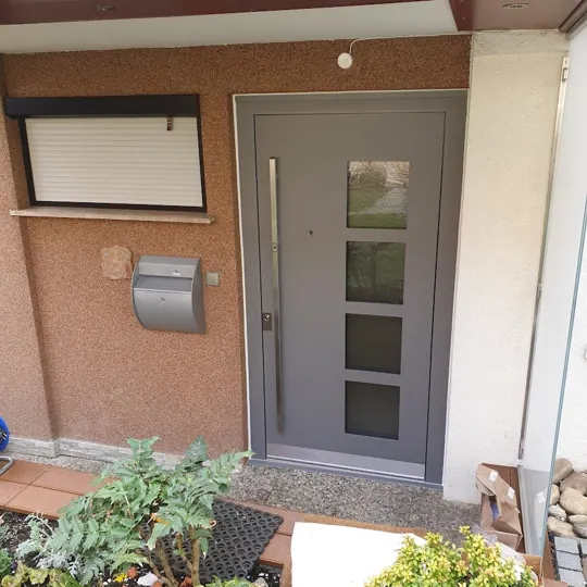 Graue Haustür mit drei Glasausschnitten (Altbau-Sanierung)