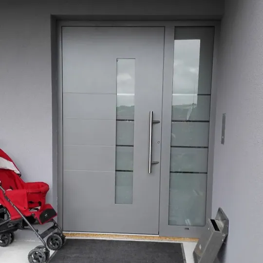 Graue Haustür mit Querfräsungen und satiniertem Seitenteil