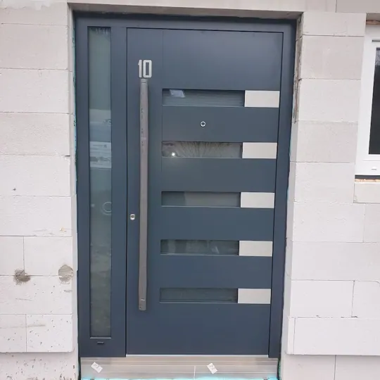 Graue Haustür mit waagerechten Glaseinsätzen und Seitenteil