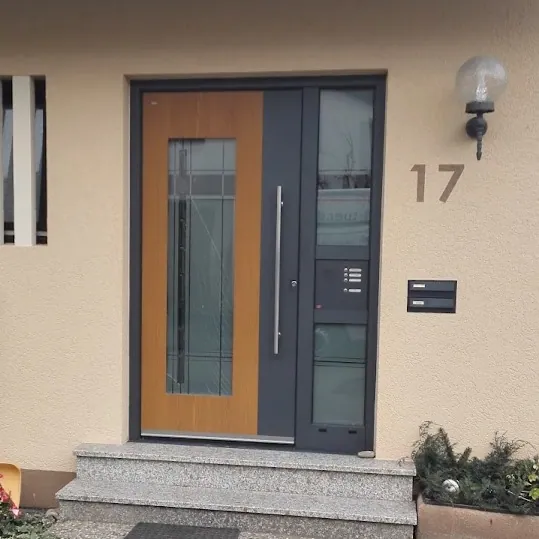 Haustür in Anthrazit und Holzoptik mit Seitenteil