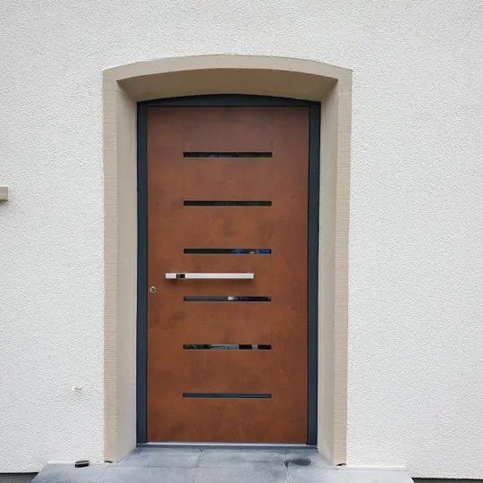 Haustür in Rostoptik mit horizontalen Glasschlitzen