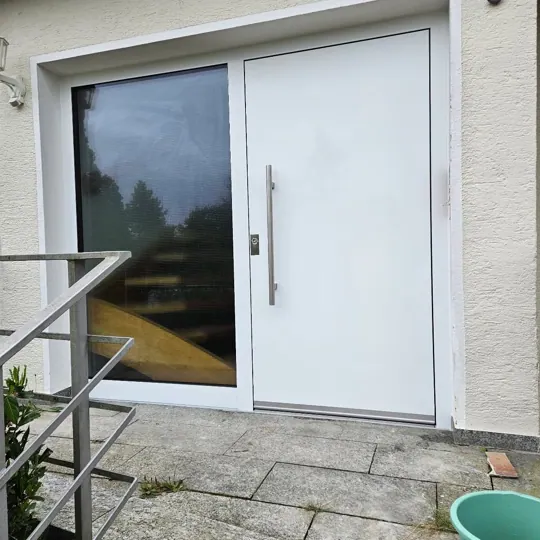 Haustür in Verkehrsweiß RAL 9016