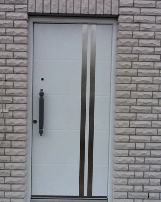 Haustür mit geradlinigen Edelstahl-Applikationen
