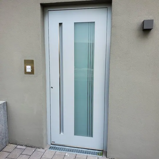 Hellgraue Haustür mit großem rechteckigem Glasfeld