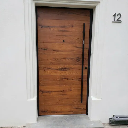 Holzoptik-Haustür im Rohbau