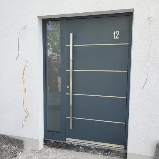 Inotherm AGE 1044 · DB703 Eisenglimmer, horizontale Edelstahlstreifen, Neubau