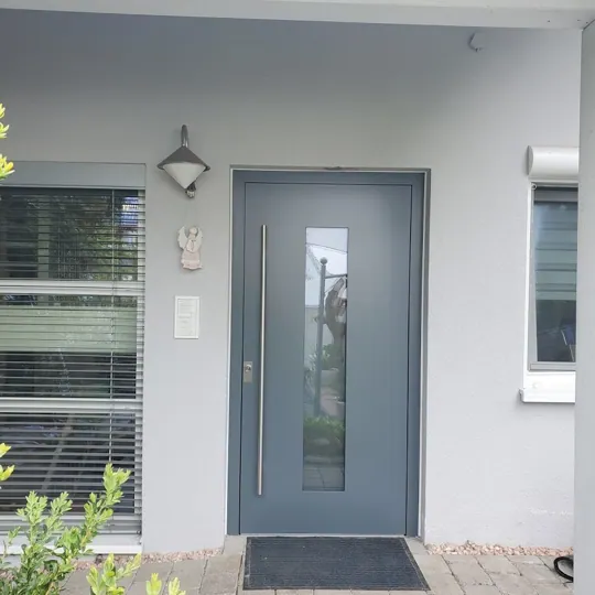 Inotherm AGE-Serie | Basaltgrau mit hochkantem Glasstreifen