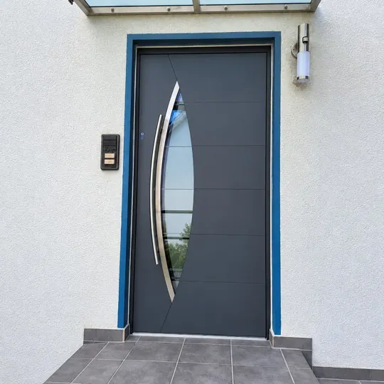 Inotherm Aluminium-Haustür in RAL 7016 Anthrazitgrau mit geschwungenem Sichel-Glasausschnitt und feinen Relief-Nuten…