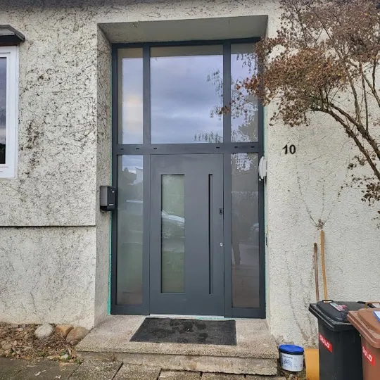 Inotherm Aluminium-Haustür in RAL 7016 Anthrazitgrau mit zwei Seitenteilen und Oberlicht